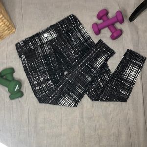 𝅺Tuff Athletics medium full length leggings black and white graphics EUC